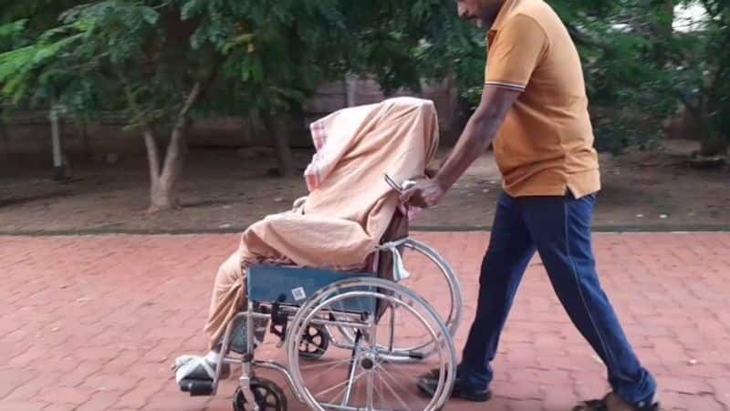 Trichy man takes mother dead body in wheelchair to crematorium 