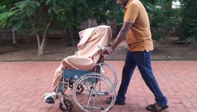 man takes mother s dead body by wheelchair to crematorium in Tamil Nadu Trichy ANBSS