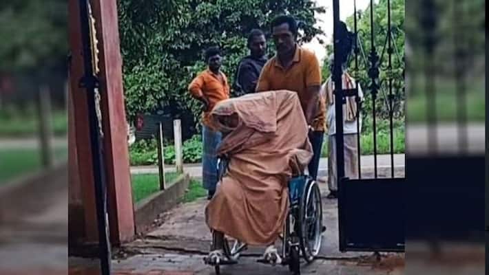 60 year old man takes mothers dead body to crematorium through wheel chair ash 60 year old man takes mothers dead body to crematorium through wheel chair ash