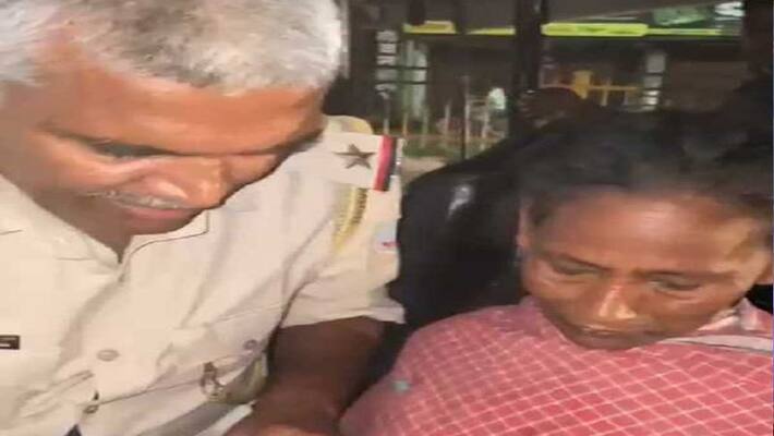 Ranchi news honesty begging woman returned the purse lying on the road to the police pwt Ranchi news honesty begging woman returned the purse lying on the road to the police pwt