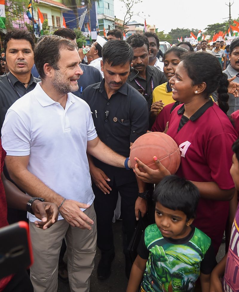 Rahul Gandhis t-shirt is the target of the BJP's Bharat, dekho jab; the Congress responds.