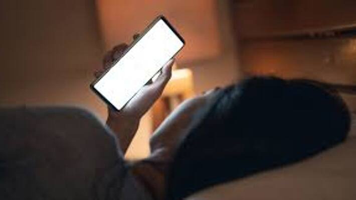 Disadvantages of sleeping with cell phone close to you Disadvantages of sleeping with cell phone close to you