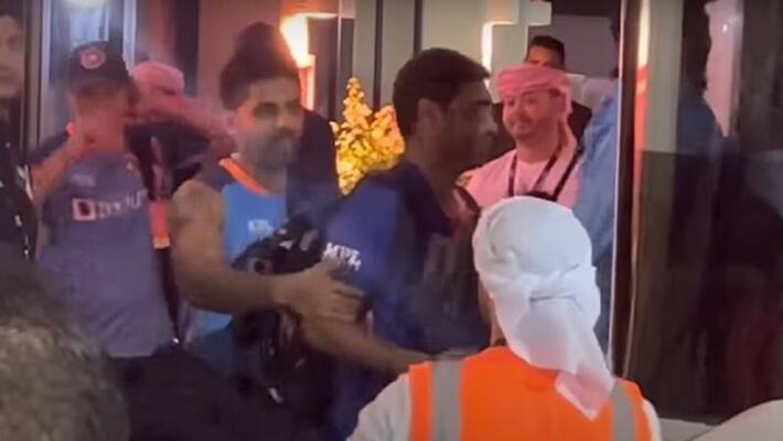 Asia Cup: Bhuvneshwar Kumar not rwacted to fans cheers outside stadium-Video Asia Cup: Bhuvneshwar Kumar not rwacted to fans cheers outside stadium-Video