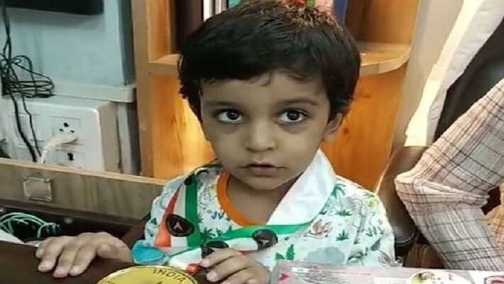 Ghaziabad Little Shajit named all bones of human body 3 minutes made new record training of his mother Ghaziabad Little Shajit named all bones of human body 3 minutes made new record training of his mother