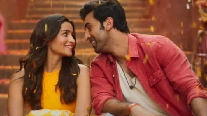 As Alia Bhatt tries to fix Ranbir Kapoor hair he pushes her hand here is how netizens reacted As Alia Bhatt tries to fix Ranbir Kapoor hair he pushes her hand here is how netizens reacted