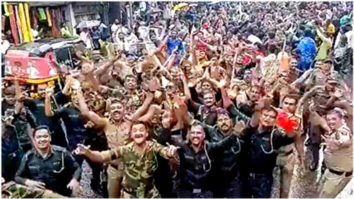 Kolhapur Police Dance Video - During Ganpati Chaturthi procession in Kolhapur Kolhapur Police Dance Video - During Ganpati Chaturthi procession in Kolhapur