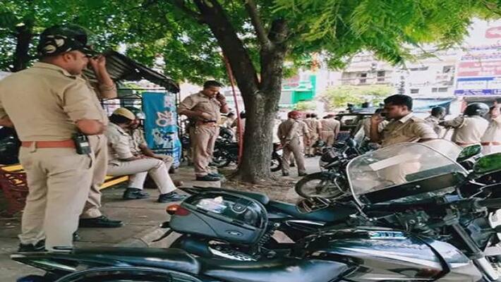 Prayagraj Dabang students ran and beat shopkeepers many youths came with sticks and sticks on call Prayagraj Dabang students ran and beat shopkeepers many youths came with sticks and sticks on call