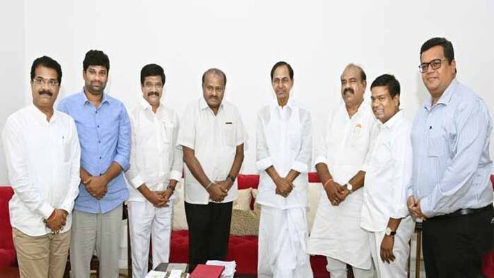 Former Karnataka CM HD Kumaraswamy Discusses National Politics with Telangana CM KCR Former Karnataka CM HD Kumaraswamy Discusses National Politics with Telangana CM KCR