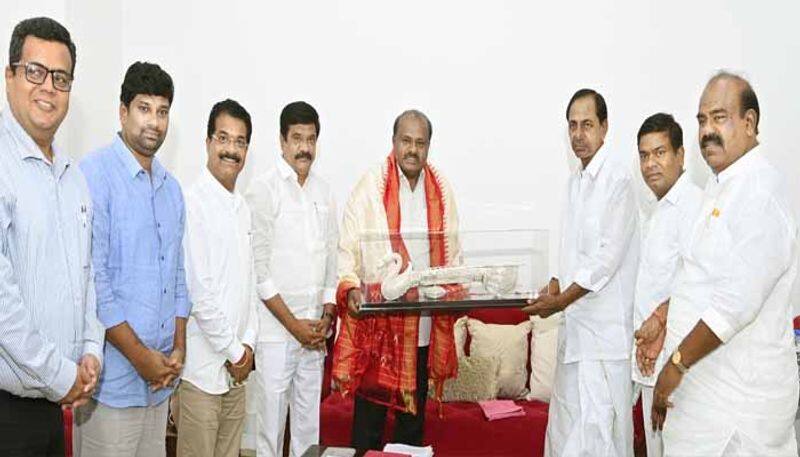 Former Karnataka CM HD Kumaraswamy Discusses National Politics with  Telangana CM KCR