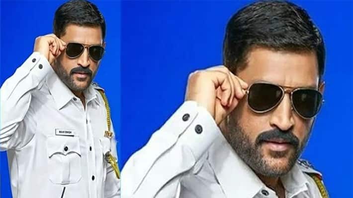 Ex indian cricketer Mahendra Singh Dhoni photo goes viral where he become traffic inspector dva Ex indian cricketer Mahendra Singh Dhoni photo goes viral where he become traffic inspector dva