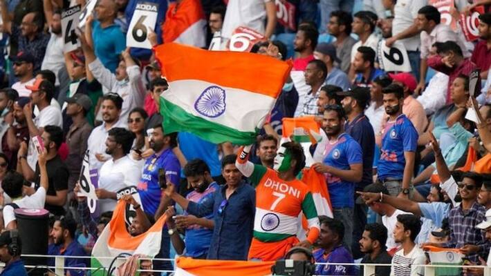 Watch Video cops pushing indian fans to enter stadium before Asia Cup Watch Video cops pushing indian fans to enter stadium before Asia Cup