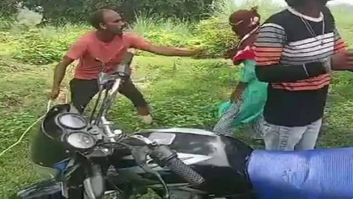 Pratapgarh villagers thrashed innocent girl with stick thinking her lover girlfriend because young man had taken bike forest Pratapgarh villagers thrashed innocent girl with stick thinking her lover girlfriend because young man had taken bike forest