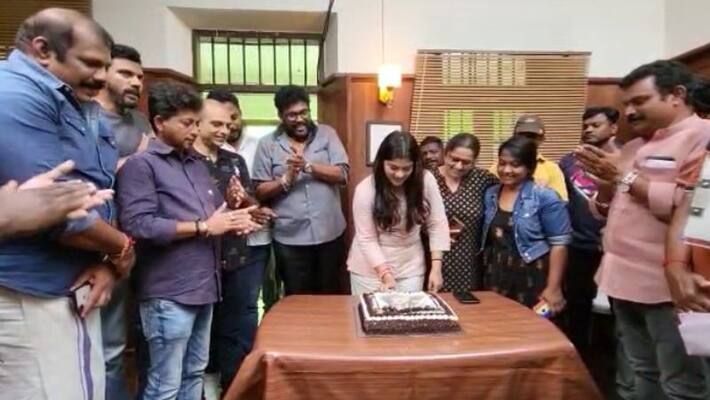 aparna balamurali birthday celebration at location of shaji kailas movie kaapa prithviraj sukumaran video aparna balamurali birthday celebration at location of shaji kailas movie kaapa prithviraj sukumaran video