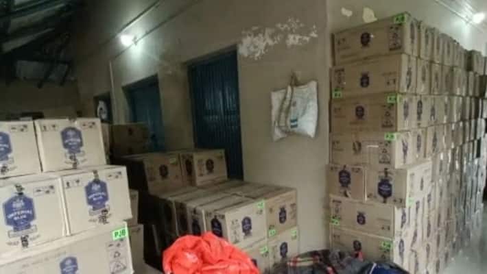 Siwan news Liquor worth 50 lakhs recovered police arrested the truck driver pwt Siwan news Liquor worth 50 lakhs recovered police arrested the truck driver pwt
