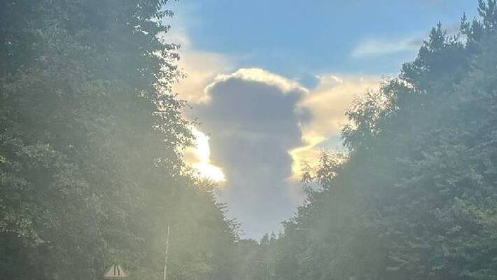 mum and daughter says they saw queen shaped cloud mum and daughter says they saw queen shaped cloud