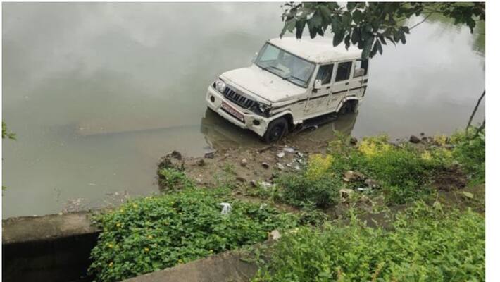 panchayat jeep went out of control and fell into the pond panchayat jeep went out of control and fell into the pond