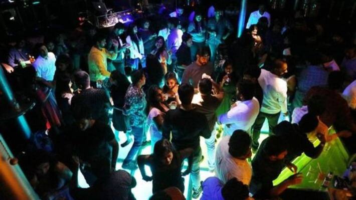 mens enjoyed the intoxicated dancing of the womens at chennai mens enjoyed the intoxicated dancing of the womens at chennai
