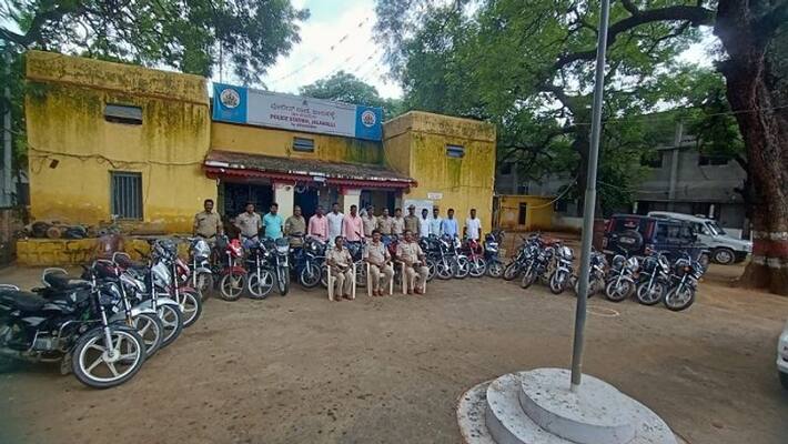 Raichur Police Finally Arrests two wheeler rubbers gang 45 bikes recovered rbj Raichur Police Finally Arrests two wheeler rubbers gang 45 bikes recovered rbj