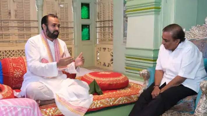 mukesh ambani took blessings shrinathji temple rajasthan entrance to the mandir moti mahal gate 3 kpr mukesh ambani took blessings shrinathji temple rajasthan entrance to the mandir moti mahal gate 3 kpr