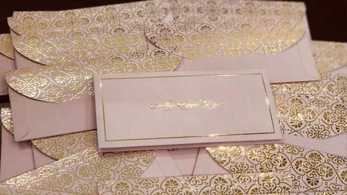 A girl carrying drugs in Wedding card, see viral video dva A girl carrying drugs in Wedding card, see viral video dva