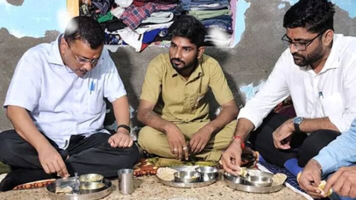 arvind kejriwal was stopped by cops citing security concerns while travelling in an auto arvind kejriwal was stopped by cops citing security concerns while travelling in an auto