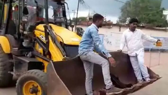 katni ambulance did not reach on right time then patient was taken to the hospital by bulldozer kpr katni ambulance did not reach on right time then patient was taken to the hospital by bulldozer kpr