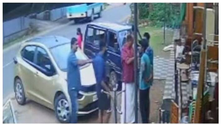 Complaint that an employee of a furniture shop was beaten up by a group including a policemen in Pathanamthitta Complaint that an employee of a furniture shop was beaten up by a group including a policemen in Pathanamthitta