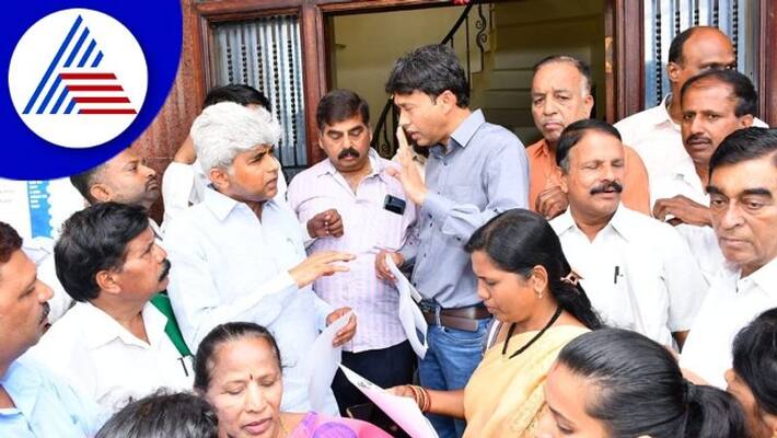 Close the pothole immediately on National Highway road protest tumakuru rav Close the pothole immediately on National Highway road protest tumakuru rav