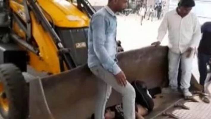 Accident victim taken to hospital on JCB machine in Madhya Pradesh Accident victim taken to hospital on JCB machine in Madhya Pradesh