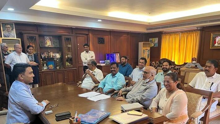 Manish Tewari posts cryptic tweet, says 'cuckoo bird is chiming' as Goa Congress hit by defection AJR Manish Tewari posts cryptic tweet, says 'cuckoo bird is chiming' as Goa Congress hit by defection AJR