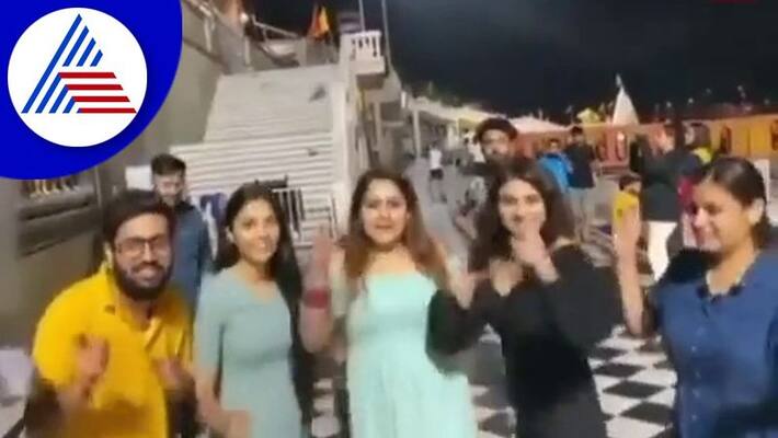 Instagram Influencers danced Kala chasma song in Hindu Pilgrimage Har Ki Pauri in Haridwar Spark Outrage in twitter akb Instagram Influencers danced Kala chasma song in Hindu Pilgrimage Har Ki Pauri in Haridwar Spark Outrage in twitter akb
