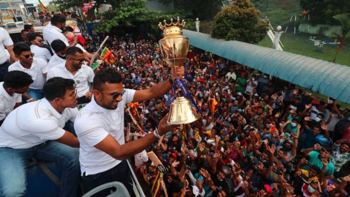 Sri Lanka cricket team toured Colombo city in open hood bus after returning winning the Asia Cup 2022 spb Sri Lanka cricket team toured Colombo city in open hood bus after returning winning the Asia Cup 2022 spb
