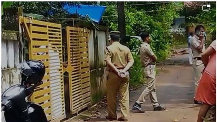 Police security for youth caught with gold from kannur airport Police security for youth caught with gold from kannur airport