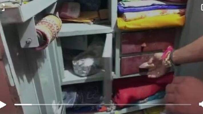 house theft including- RS 1 lakh rupees and gold ornaments In Gadag rbj house theft including- RS 1 lakh rupees and gold ornaments In Gadag rbj