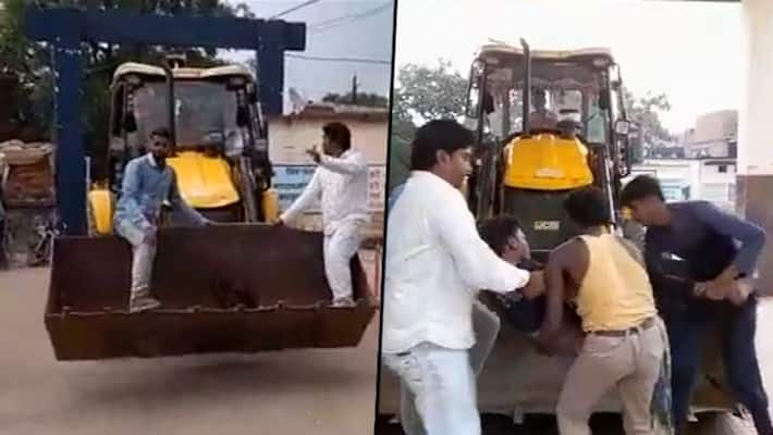 Accident victim taken to hospital in JCB after ambulance gets delayed in Madhya Pradesh; watch video - gps Accident victim taken to hospital in JCB after ambulance gets delayed in Madhya Pradesh; watch video - gps