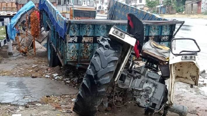 4 killed 35 injured in a collision between a truck and a tractor trolley on Sitapur Lucknow highway 4 killed 35 injured in a collision between a truck and a tractor trolley on Sitapur Lucknow highway