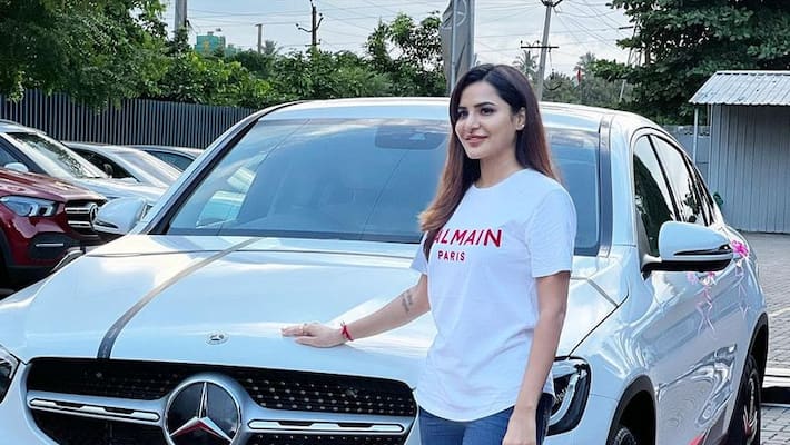 bigg boss fame ashureddy gets luxury car as birth day gift bigg boss fame ashureddy gets luxury car as birth day gift
