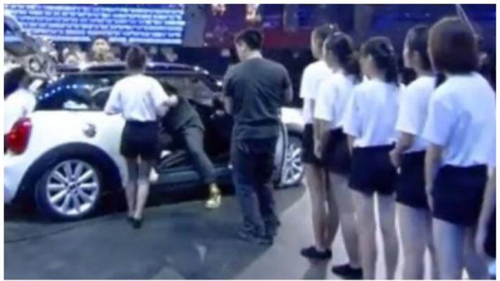 27 people get inside a Mini Cooper and create world record 27 people get inside a Mini Cooper and create world record