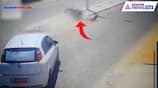 person saved 2 times in 16 seconds delhi police share shocking video KPZ
