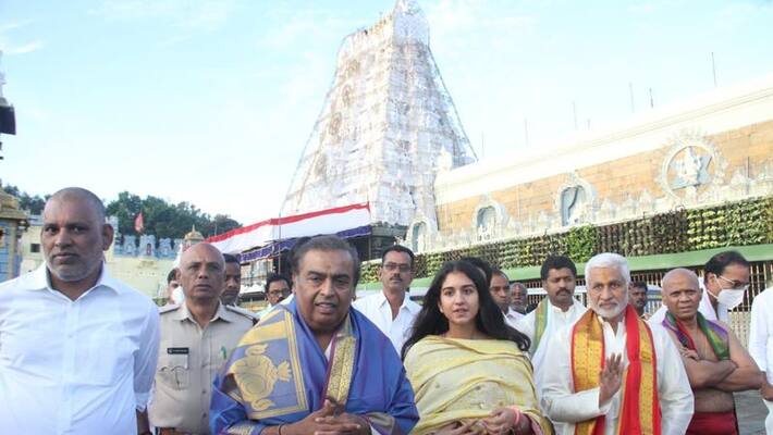 Reliance Industries Chairman Mukesh Ambani visited Tirumala Tirupati Lord Venkateshwara temple Reliance Industries Chairman Mukesh Ambani visited Tirumala Tirupati Lord Venkateshwara temple