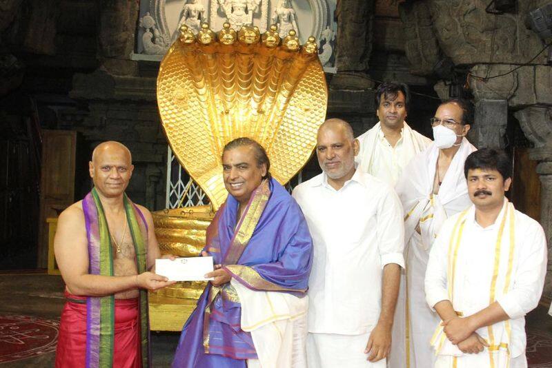 Reliance Industries Chairman Mukesh Ambani visited Tirumala Tirupati Lord Venkateshwara  temple 