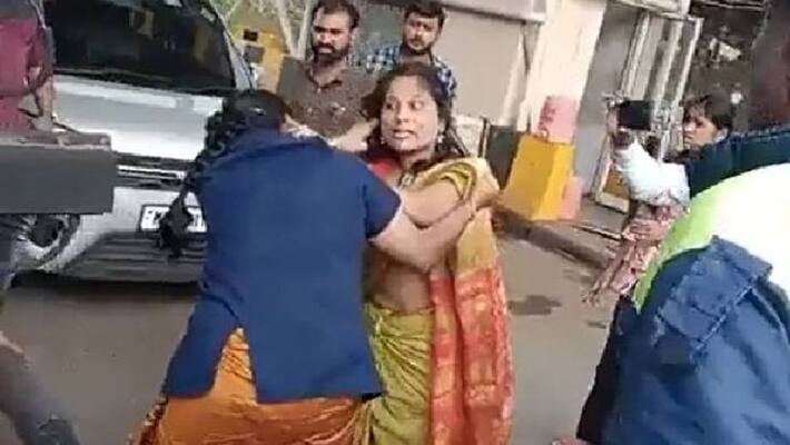 Viral video: Women thrashed at Nashik toll plaza Viral video: Women thrashed at Nashik toll plaza