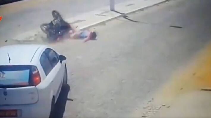 Helmet saves mans life two time in minutes, delhi police shares video akb Helmet saves mans life two time in minutes, delhi police shares video akb