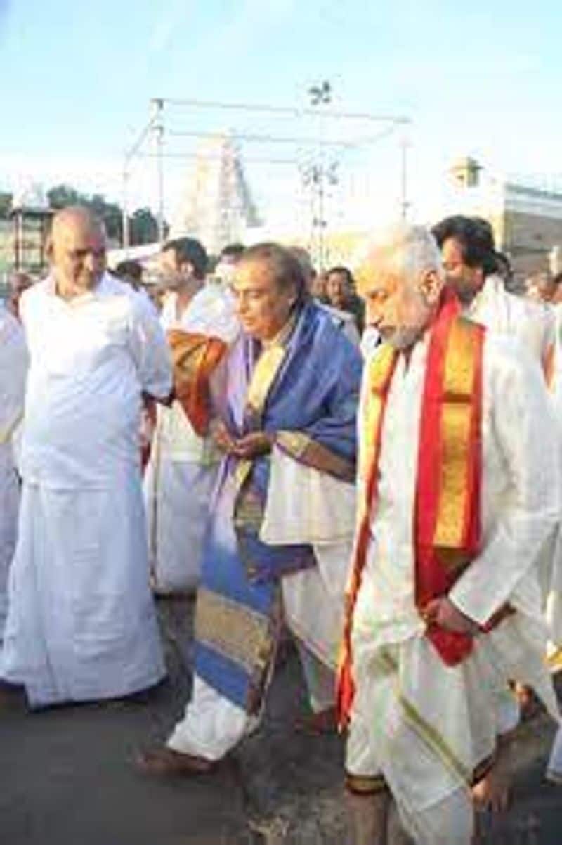 Reliance industries chairman Mukesh Ambani visit Tirupati balaji temple to Swami darshan