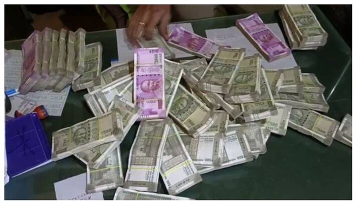 illegal money was caught on a KSRTC bus in manjeshwar illegal money was caught on a KSRTC bus in manjeshwar