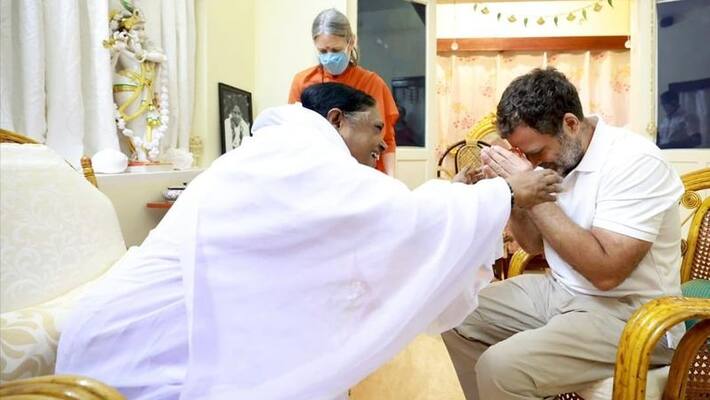 Rahul gandhi meets Mata Amritanandamayi Rahul gandhi meets Mata Amritanandamayi