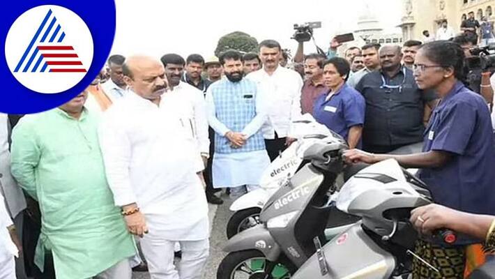 cm basavaraj bommai distribute electric two wheelers to female sanitation workers gvd cm basavaraj bommai distribute electric two wheelers to female sanitation workers gvd