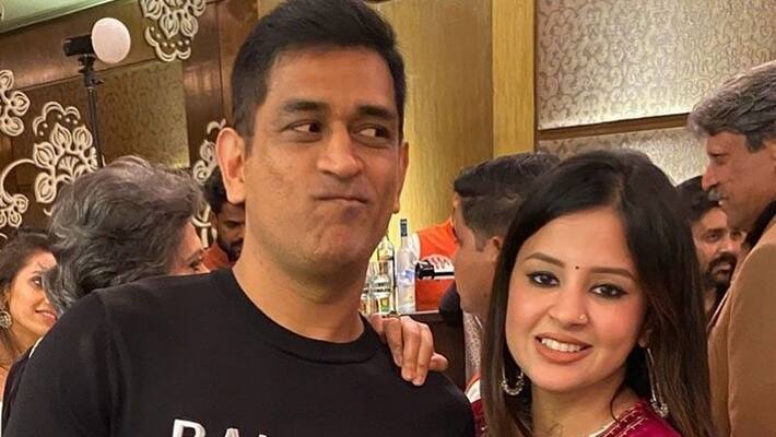 mahendra singh dhoni wife sakshi video viral she lovely fight with dhoni mda mahendra singh dhoni wife sakshi video viral she lovely fight with dhoni mda