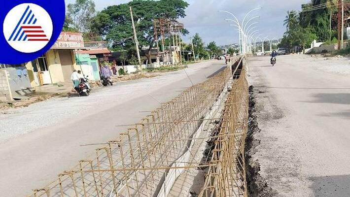 Road Has Not Been Done, the Divider Work Started in Chitradurga grg Road Has Not Been Done, the Divider Work Started in Chitradurga grg