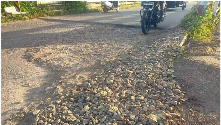 Accidents are common on Parumala bridge Accidents are common on Parumala bridge